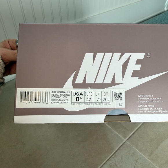 Nike Air Jordan 1 Retro High OG - Picture 4 of 4